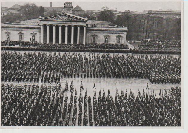 Die Toten der Bewegung vom 9. November 1923 wurden in die beiden Ehrentempel auf dem Königlichen Platz überführt. 9. November 1935 in München, Bild Nr. 173, Sammelwerk Nr. 15, Adolf Hitler